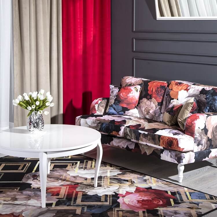 Sofa z tkaniny w kwiaty Eurofirany