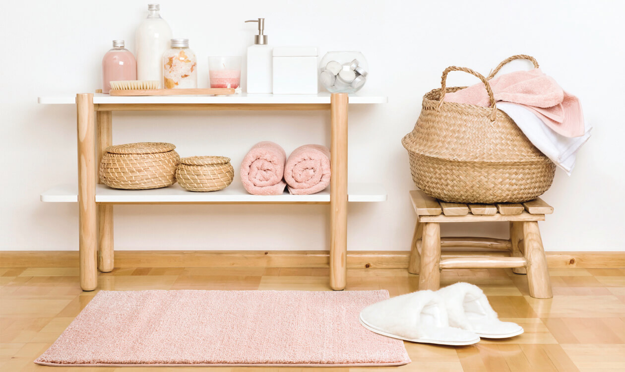 Jak wybrać dobry dywanik, chodnik łazienkowy – 5 pomysłów na podłogę w łazience.
