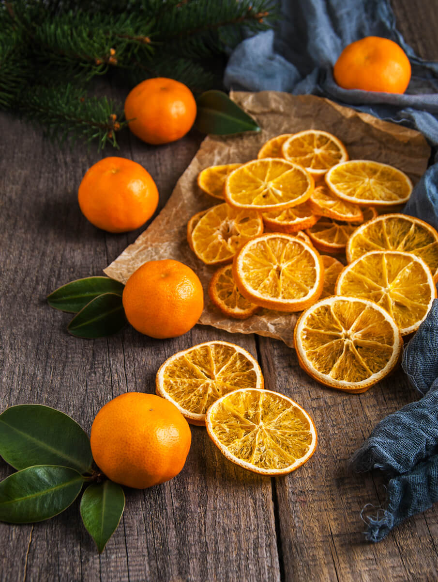 Jak suszyć pomarańcze na choinkę? Suszona pomarańcza – ozdoba na święta.