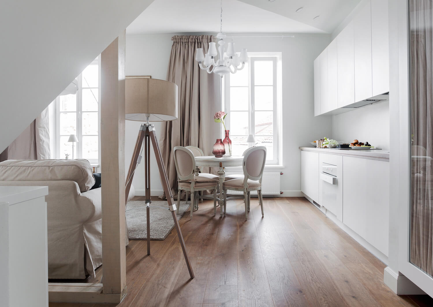 jak urządzić mały salon ze stołem