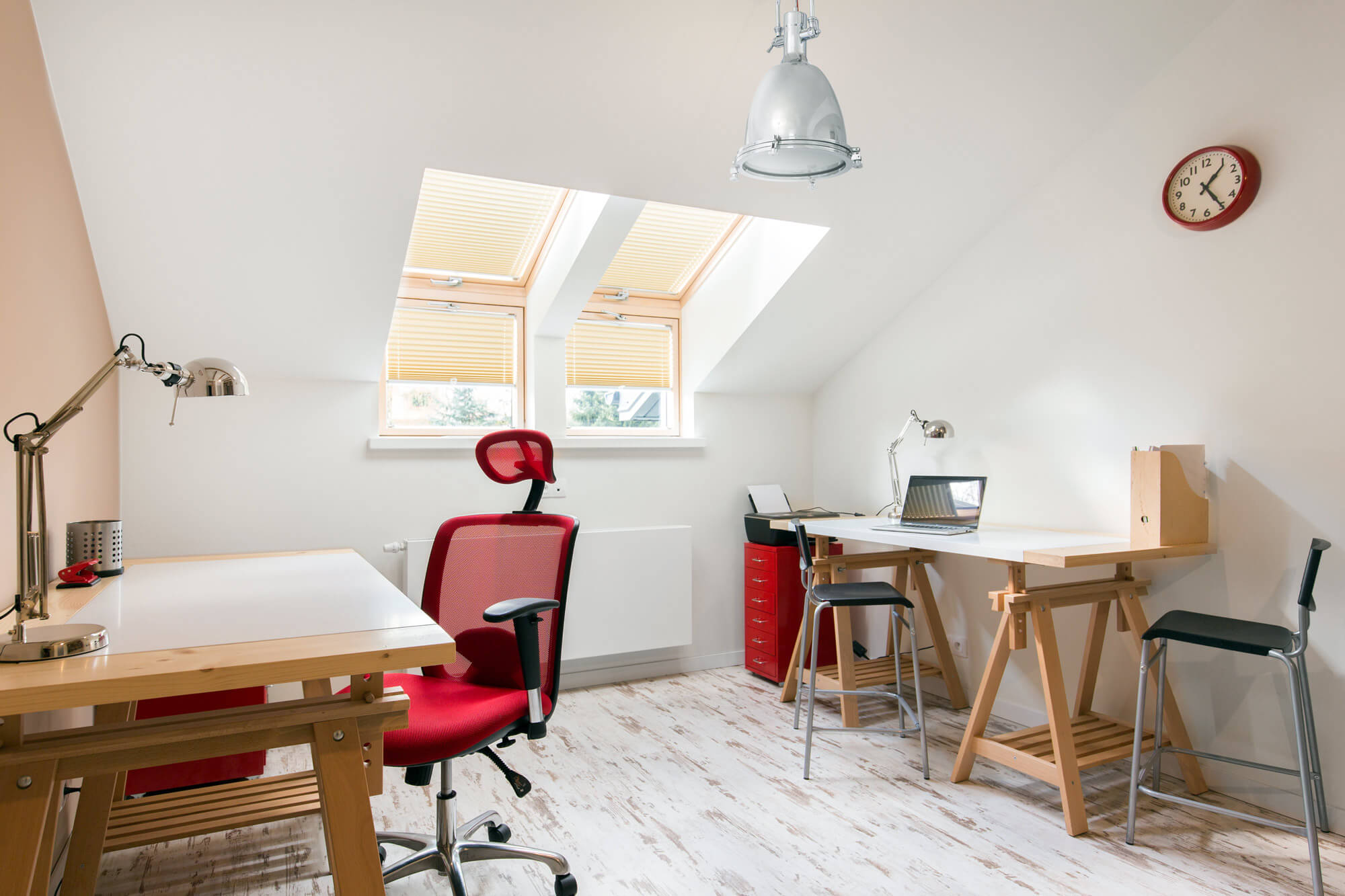 jak urzadzic biuro na poddaszu ze skosami
