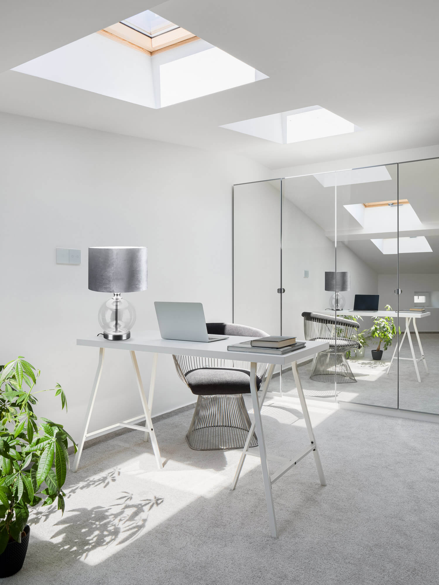 jak urzadzic biuro na poddaszu ze skosami