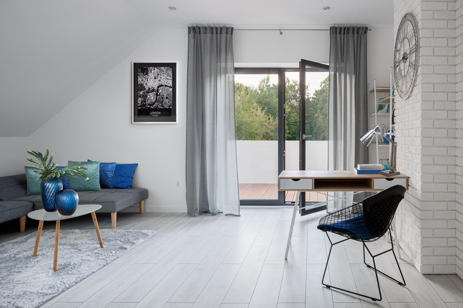 jak urzadzic biuro na poddaszu ze skosami