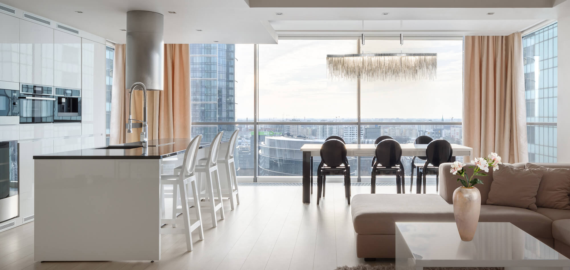 co powiesic w kuchni z oknem naroznym