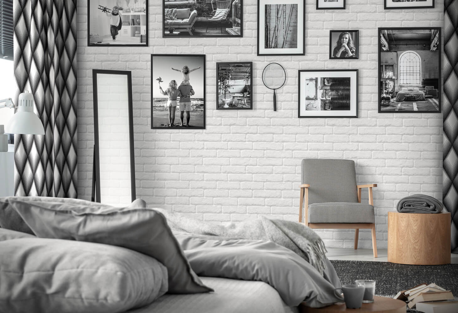 galeria zdjęc na ścianie z cegły