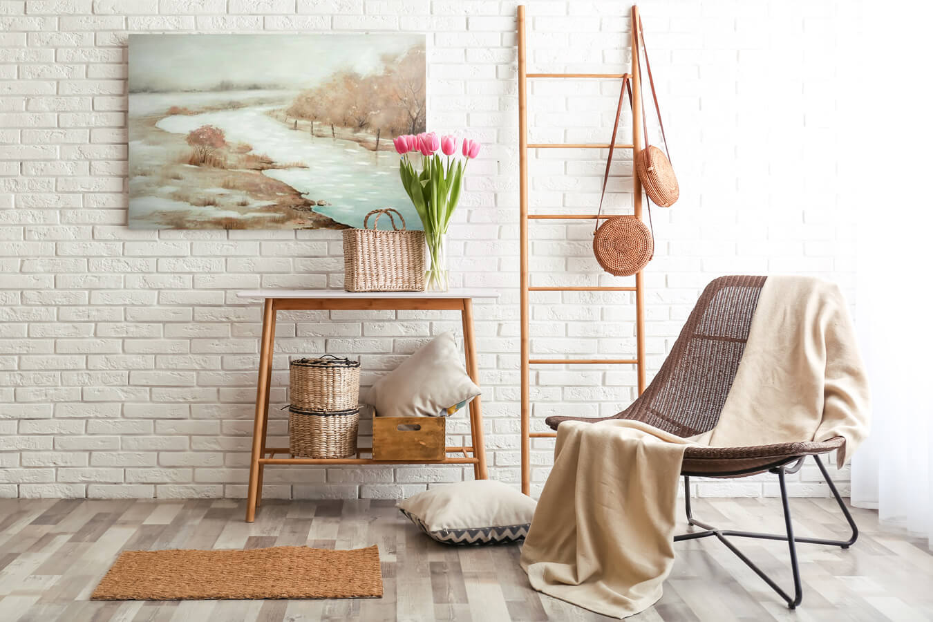 biała ściana z cegły