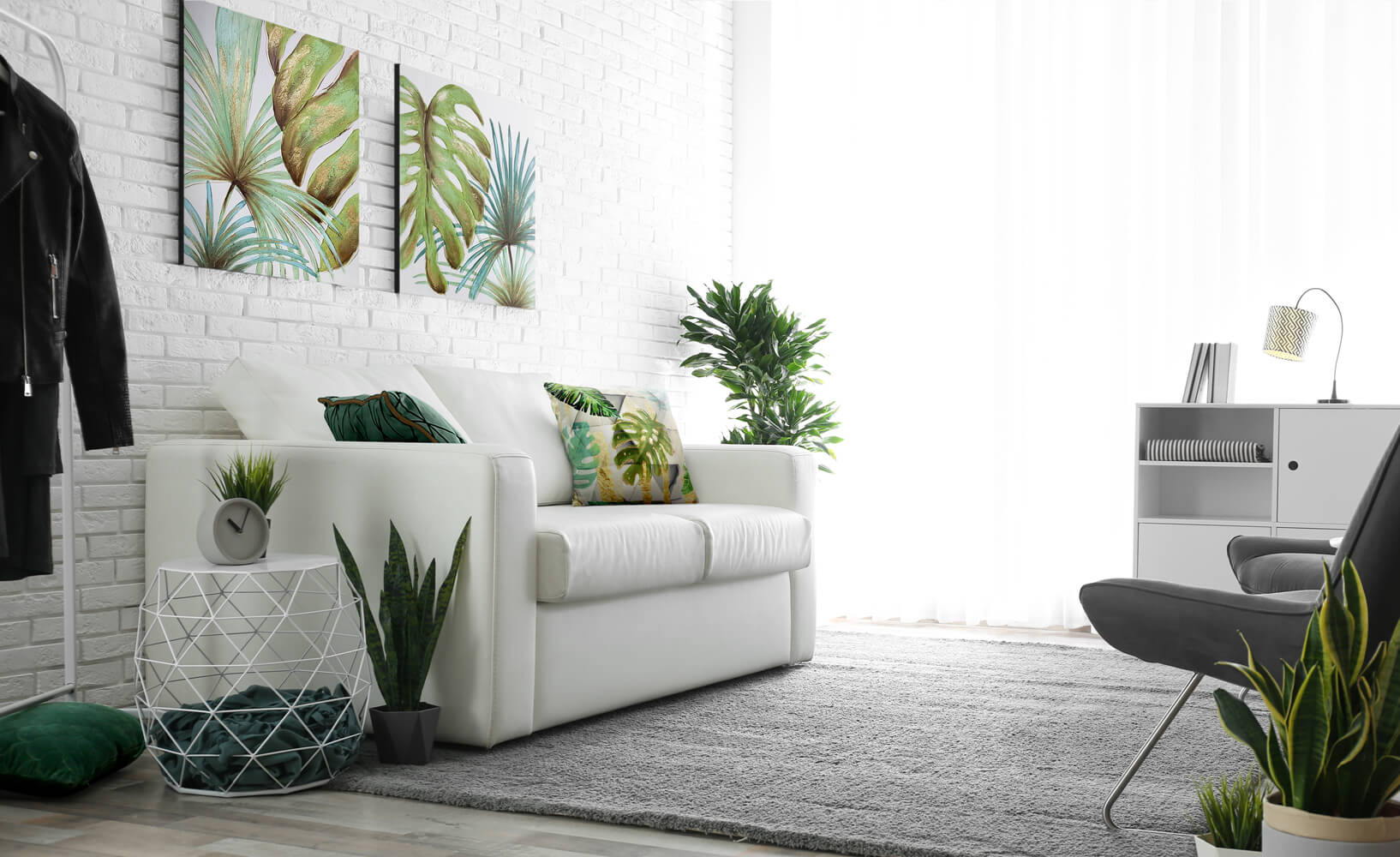 galeria obrazow na bialej scianie z cegly