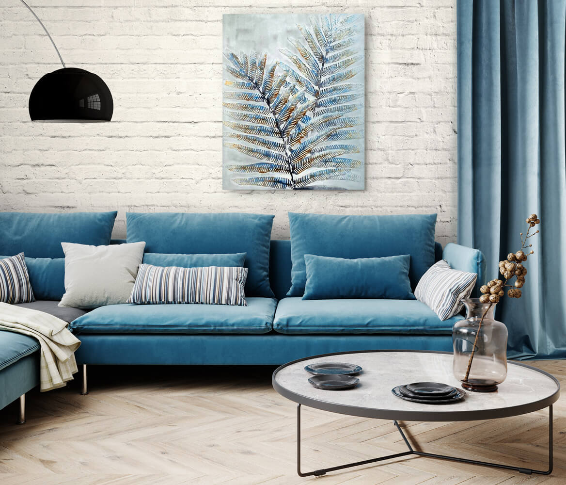 obrazy na bialej scianie z cegly