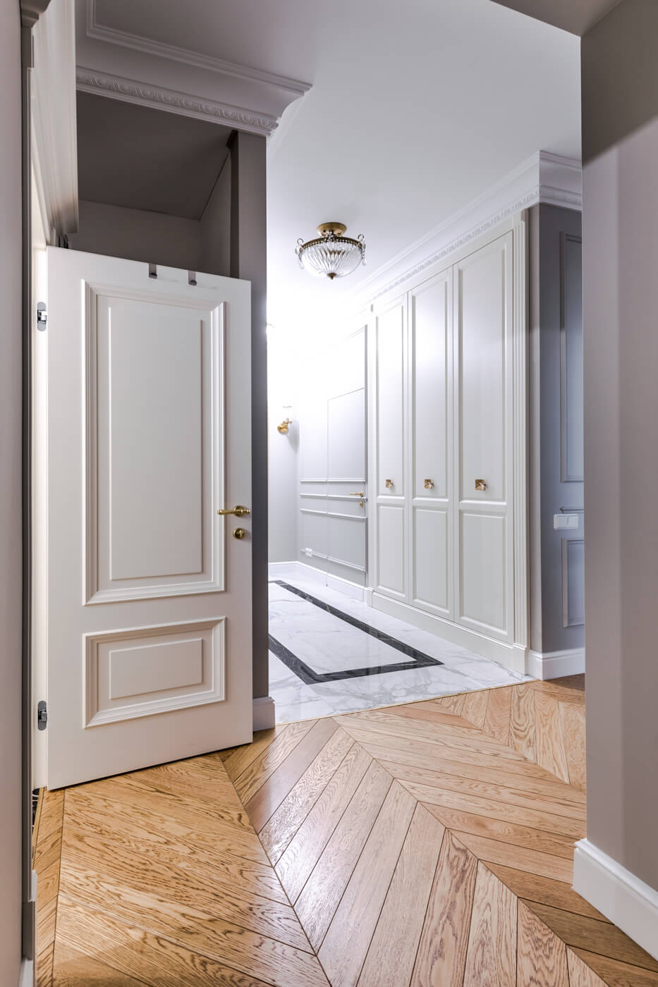 wnetrze z szafą na cała sciane