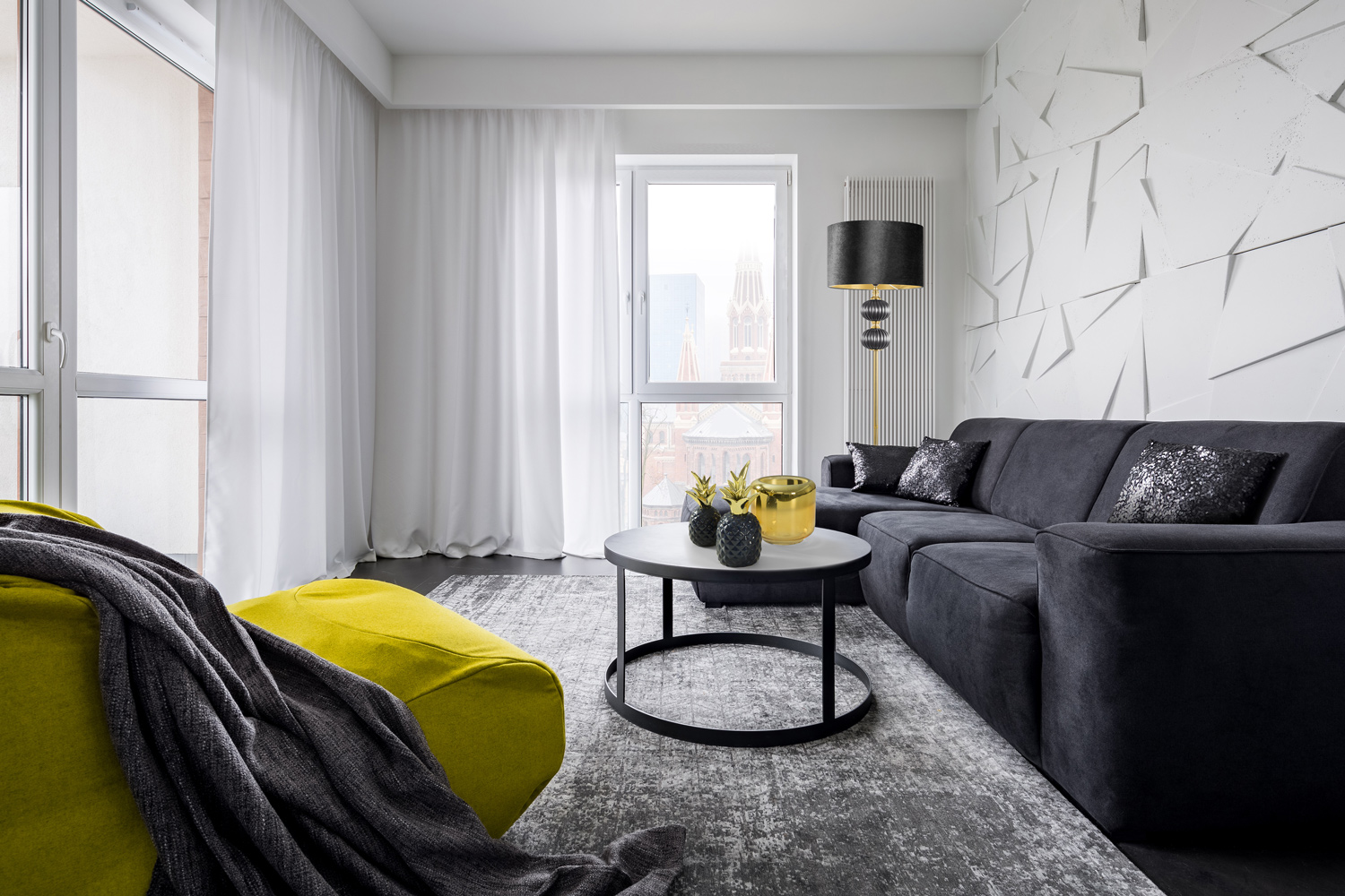 aranzacja pokoju dziennego w bloku z balkonem