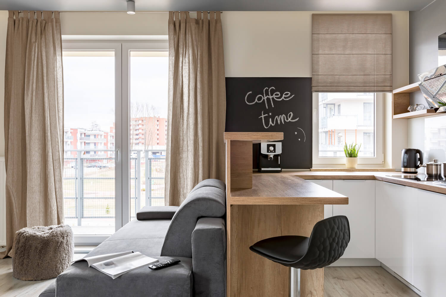 aranzacja pokoju z balkonem