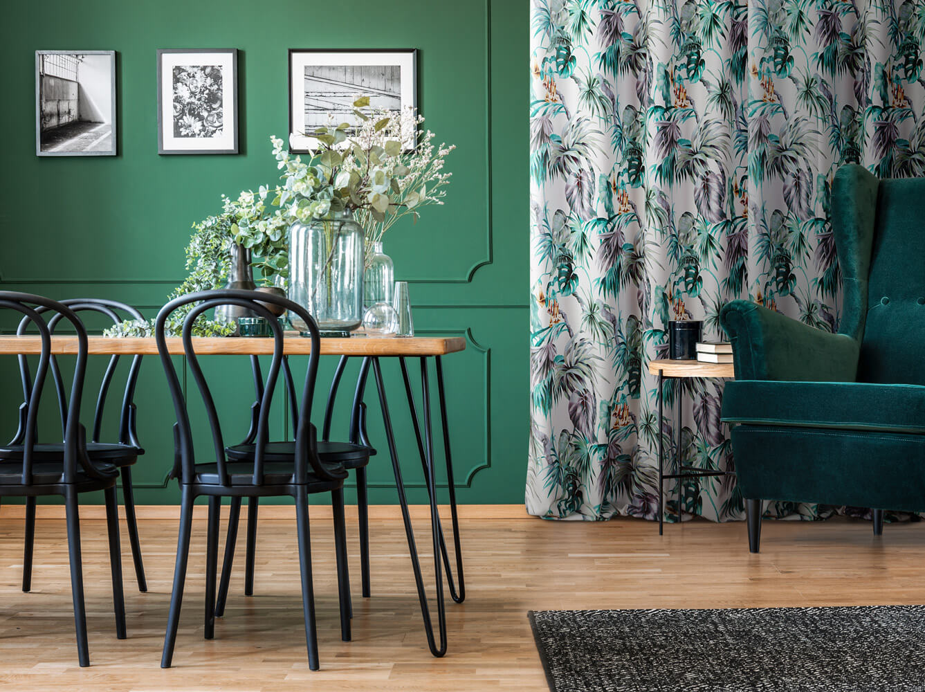 biale zaslony do zielonych scian 