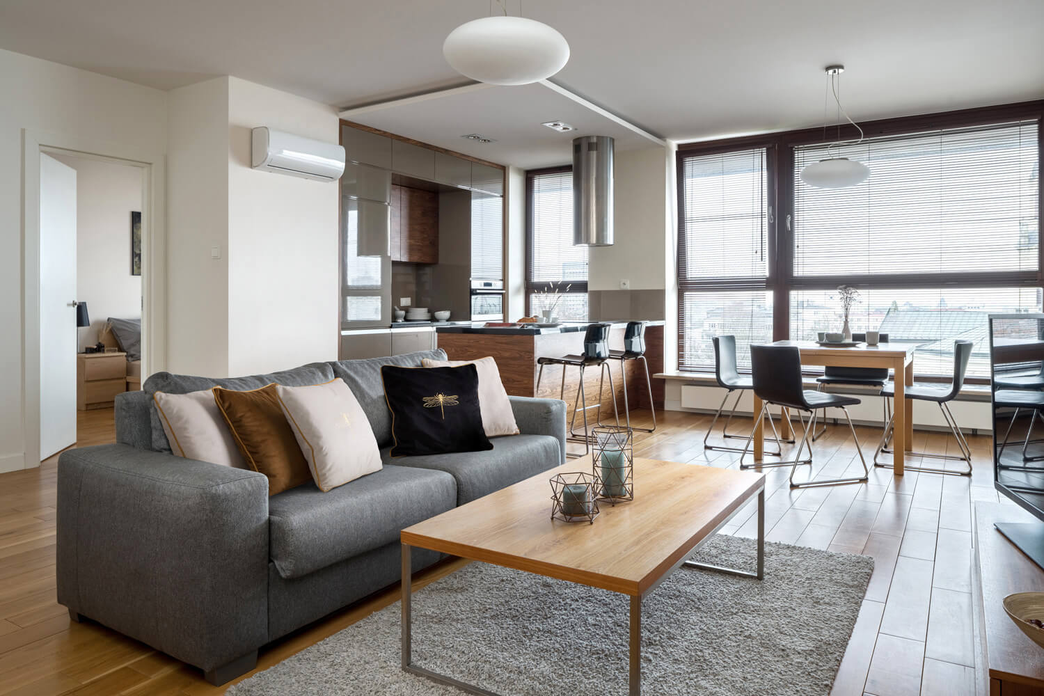 jak rozjasnic salon z ciemnymi meblami