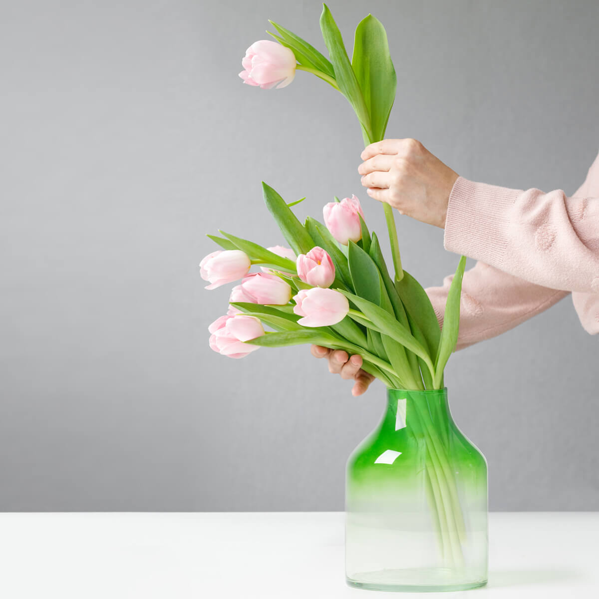 jak ułozyc kwiaty w wysokim wazonie