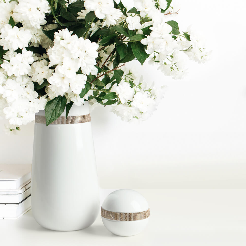 jak ułożyć kwiaty w wysokim wazonie