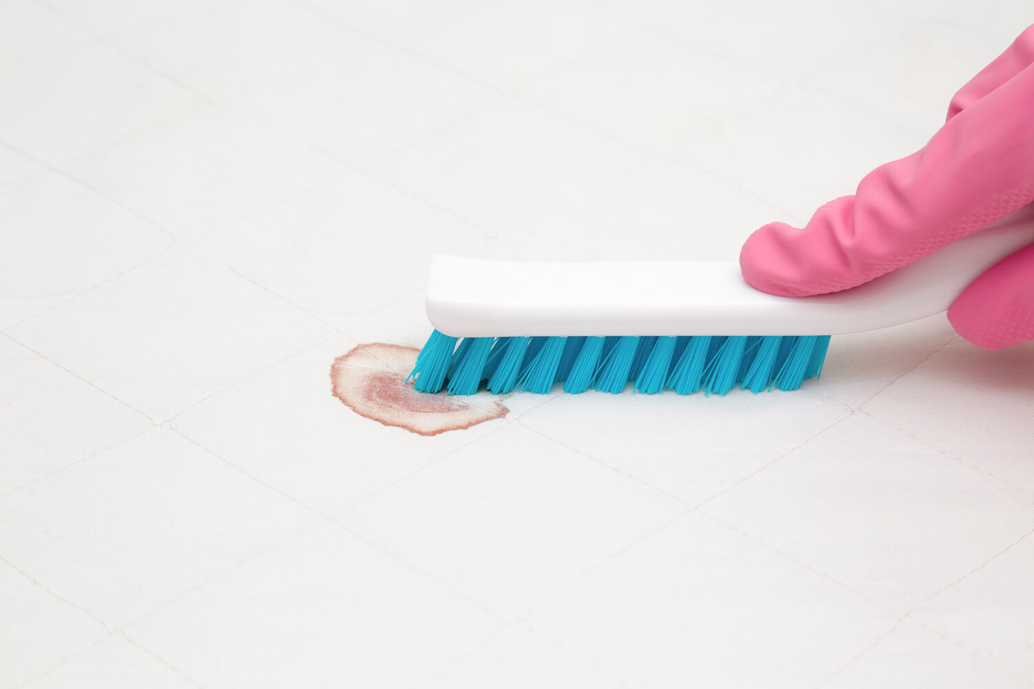 jak usunac plamy z krwi na materiale