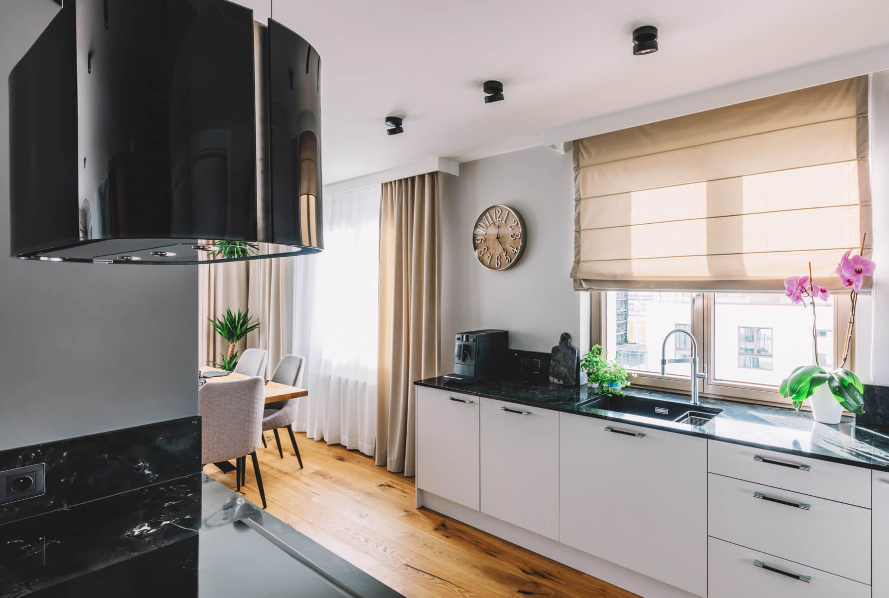 Jak rozmieścić halogeny w suficie podwieszanym