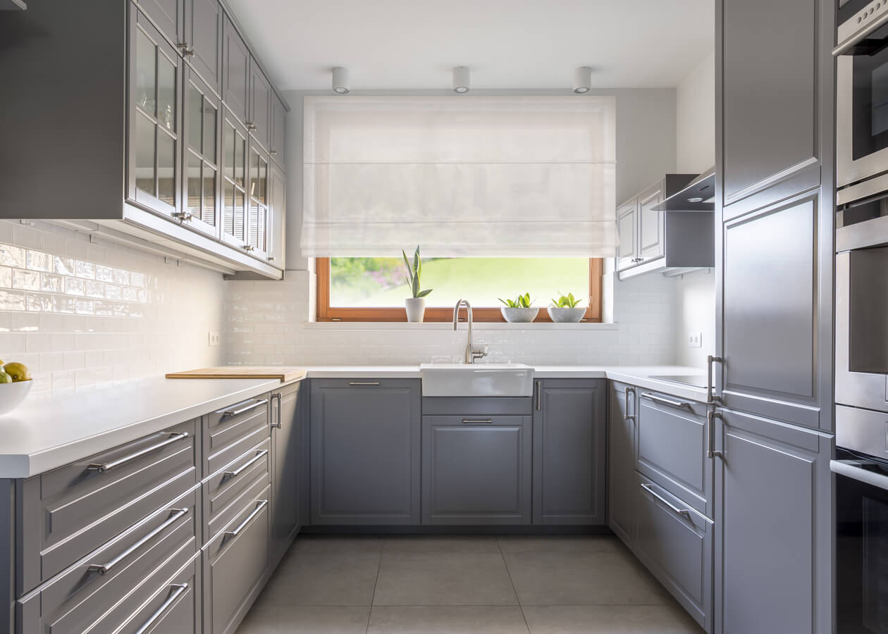 Jakie wybrać parapety wewnętrzne do ciemnych okien