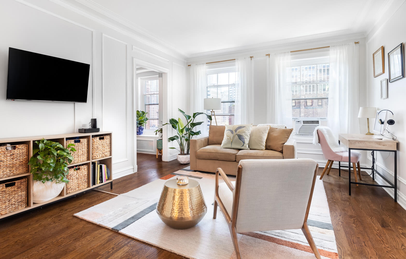 s\tukateria na ścianę za telewizorem