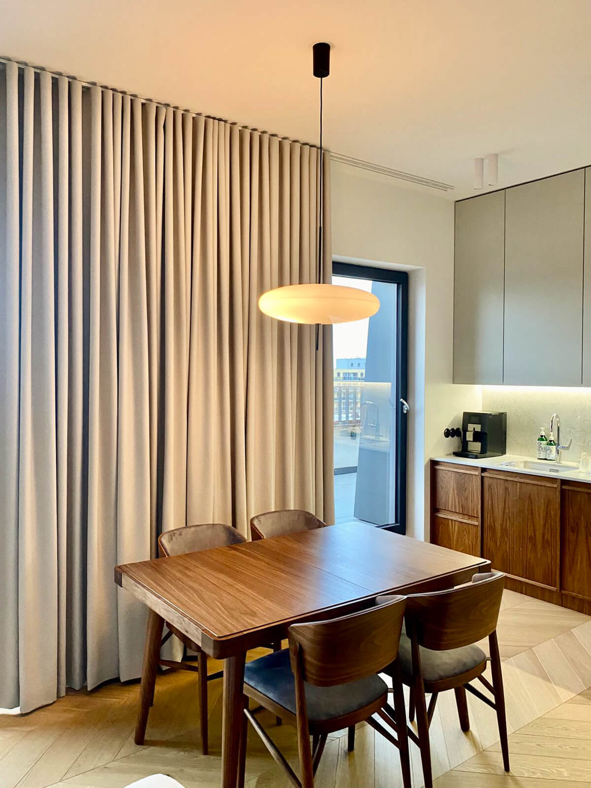 jak zasłonić okno przed sąsiadami