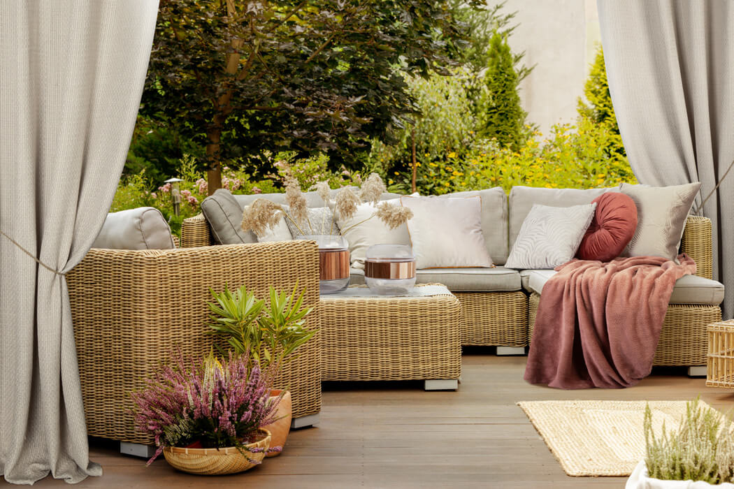 jak zamontować zasłony w altanie