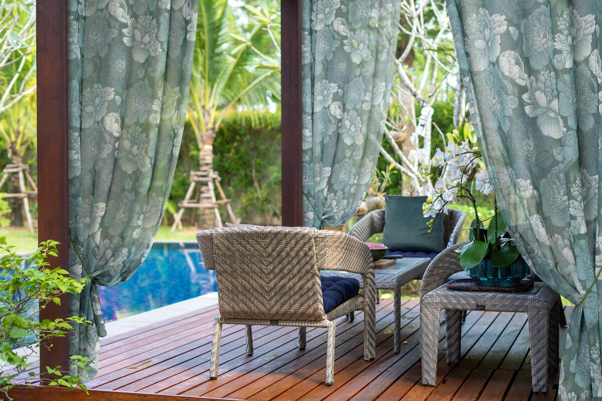 jak zamontować zasłony w altanie