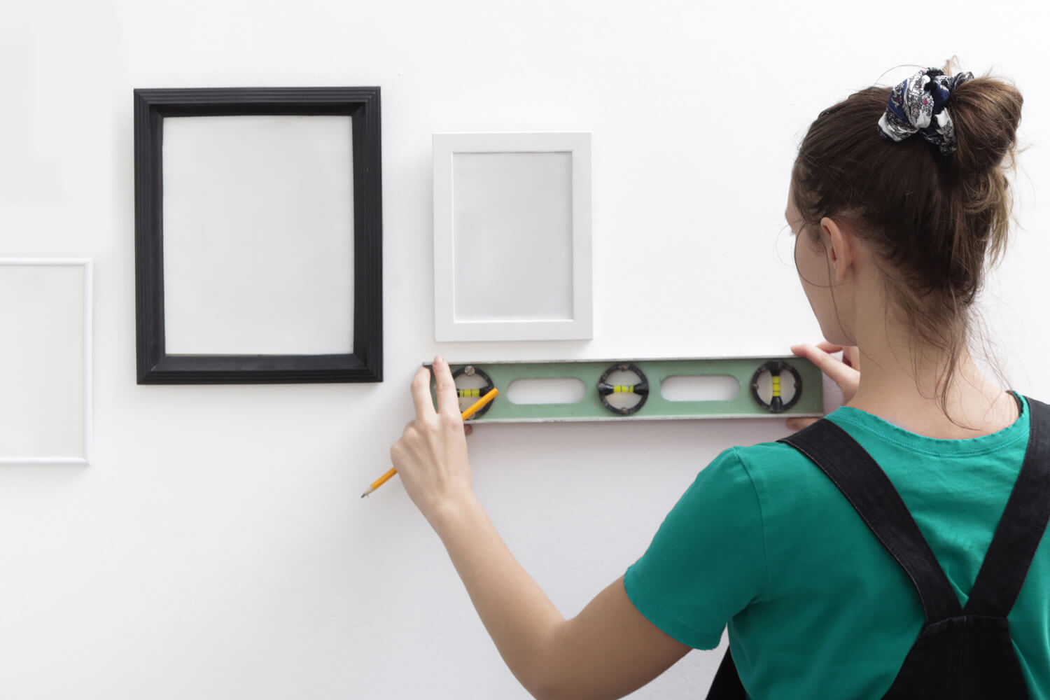 Jak powiesić zdjęcia na ścianie w salonie?