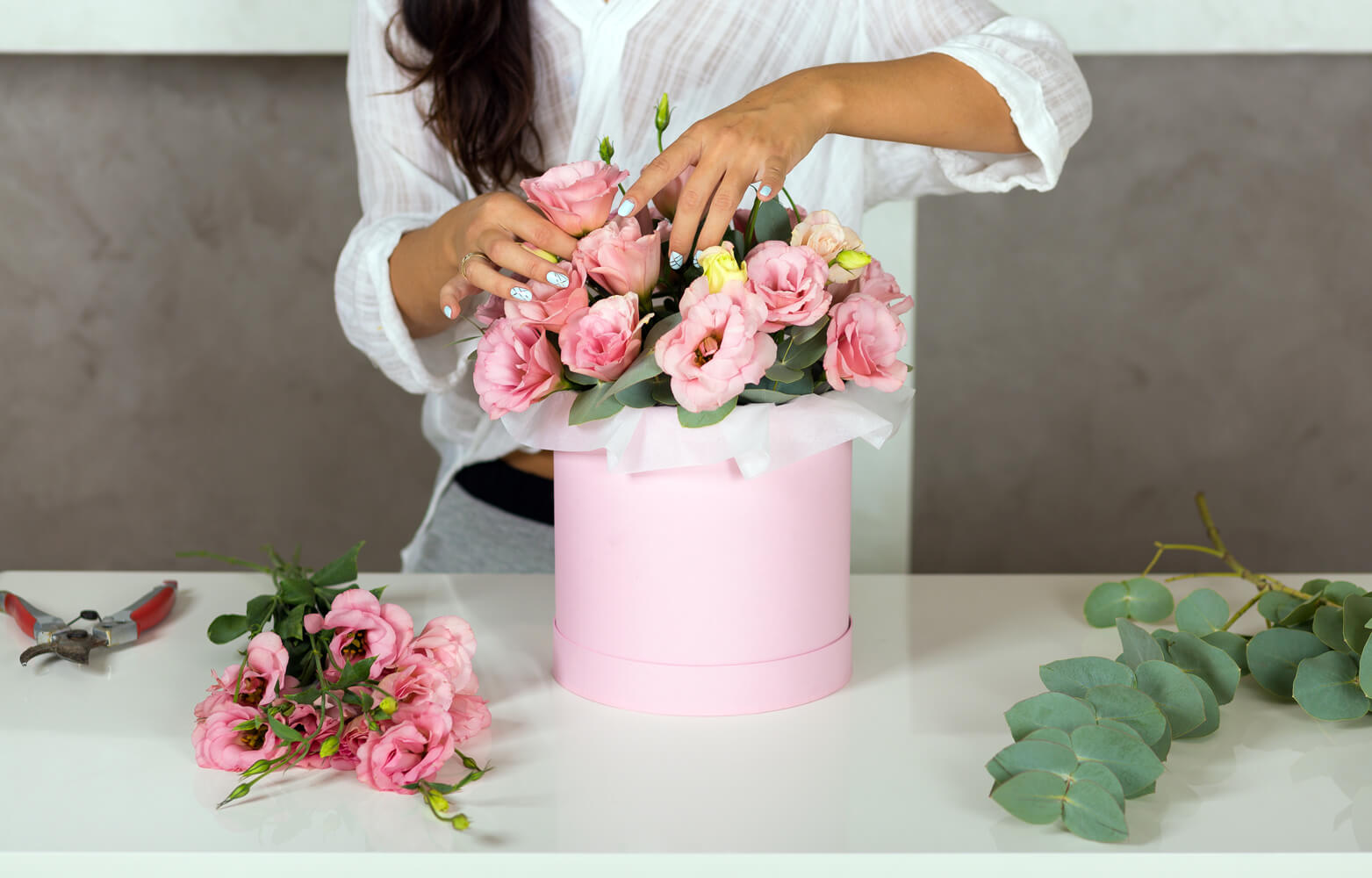 Jak zrobić flower box ze sztucznych kwiatów?