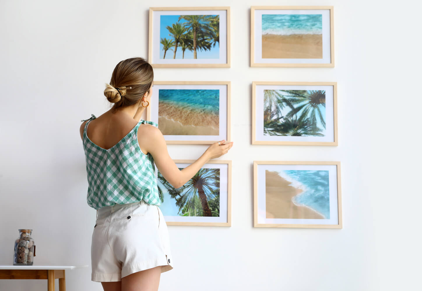 Jak powiesić zdjęcia na ścianie w salonie?