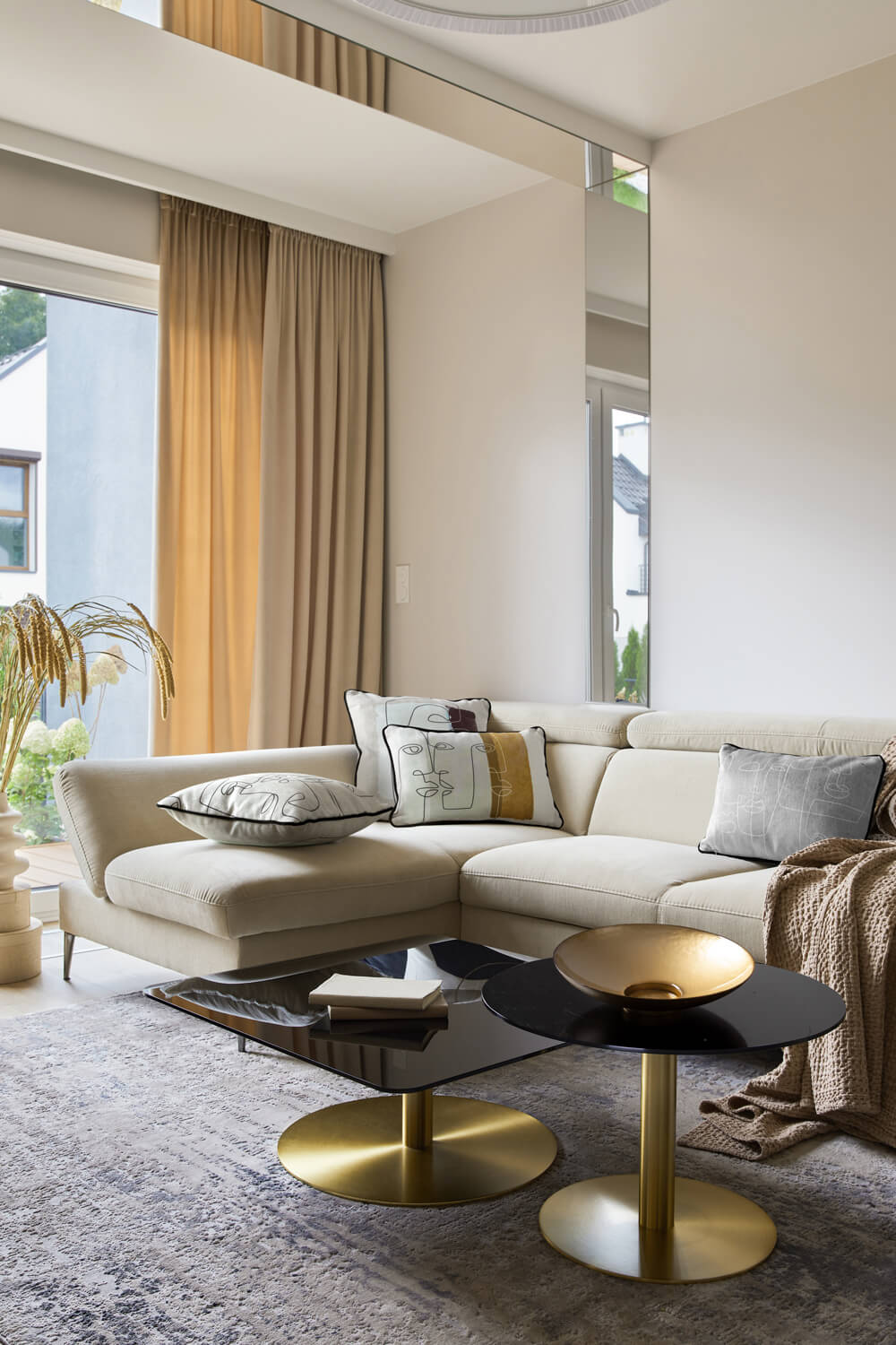 Białe ściany w salonie jakie dodatki