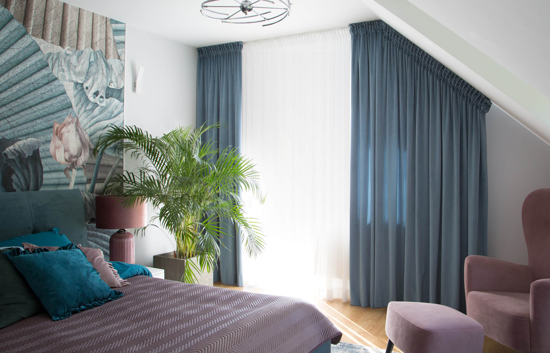 jak ustawić łóżko w małej sypialni