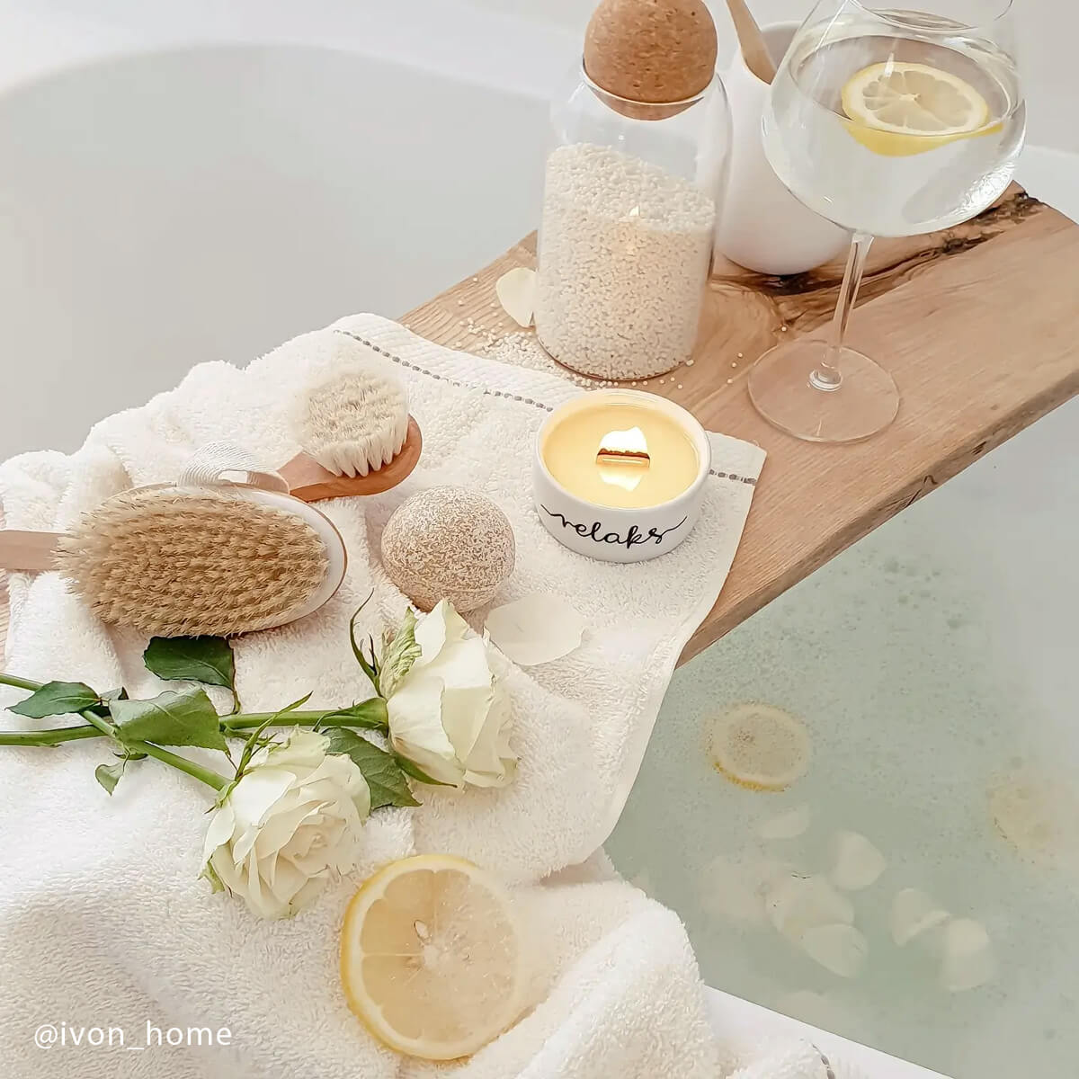 łazienka biała z drewnem