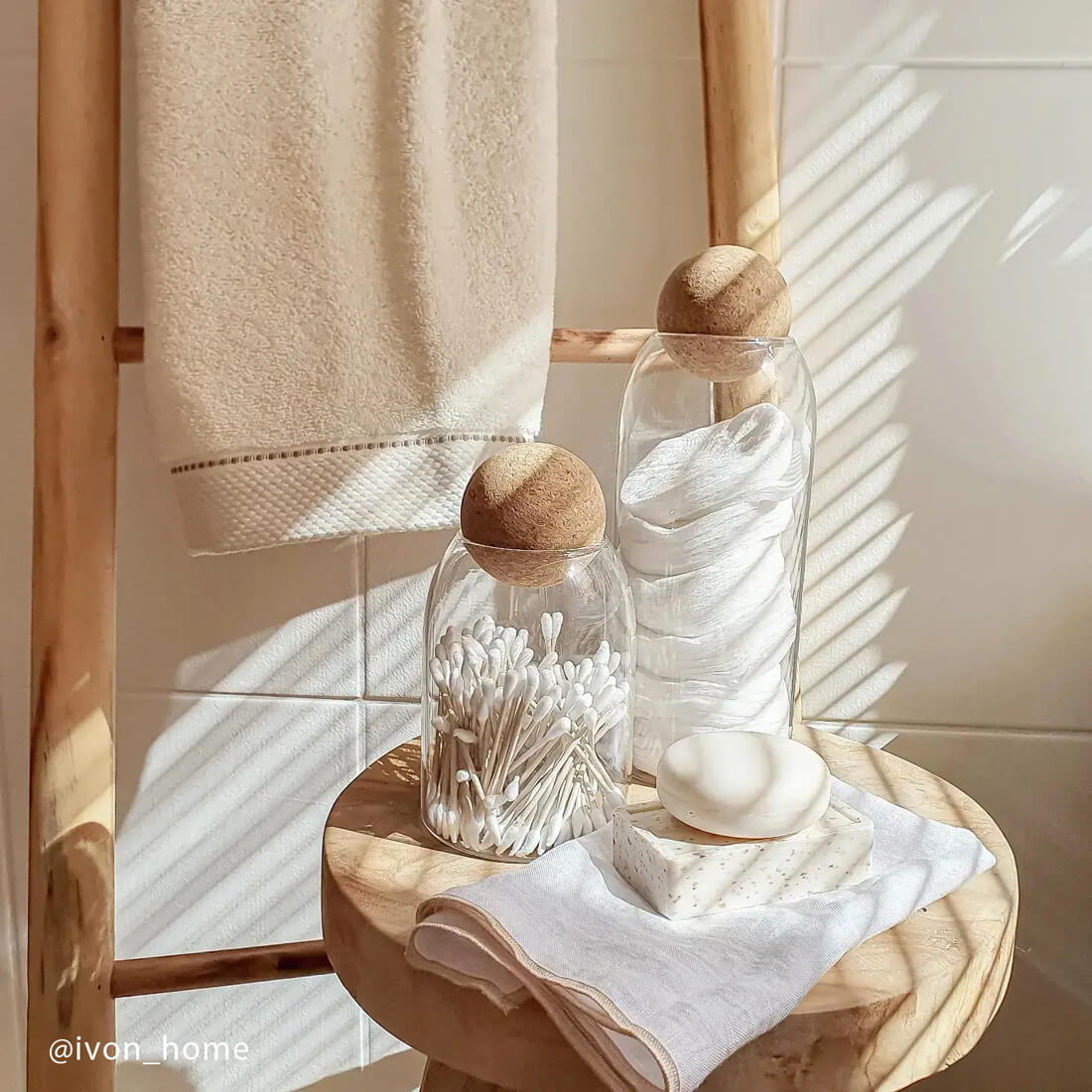 łazienka biała z drewnem