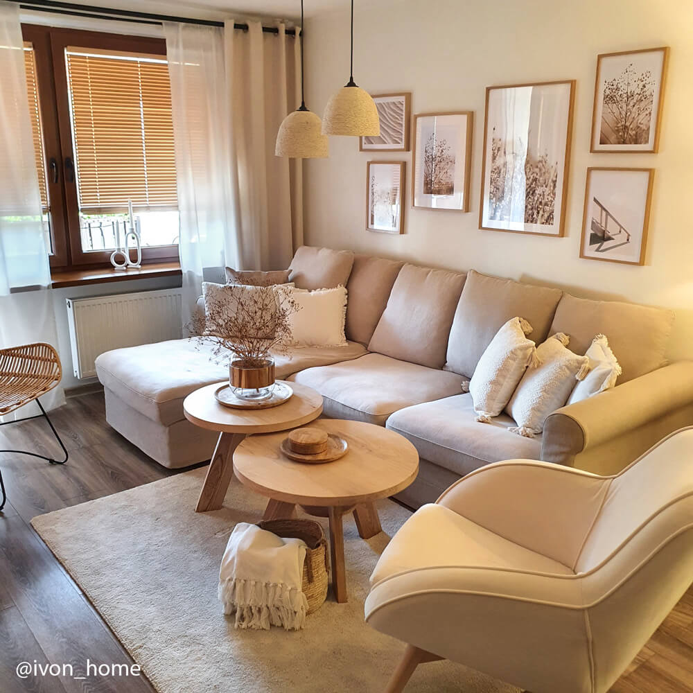 Białe ściany w salonie jakie dodatki