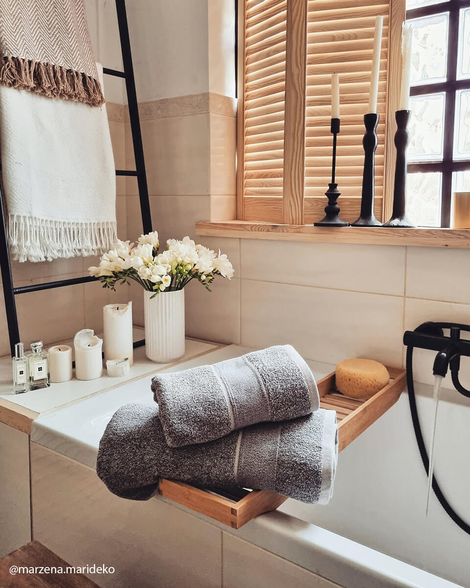 łazienka biała z drewnem