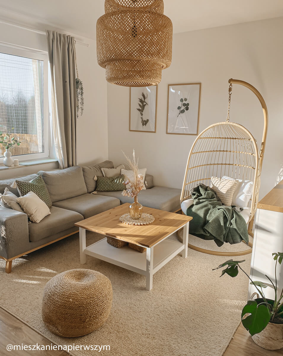 Białe ściany w salonie jakie dodatki