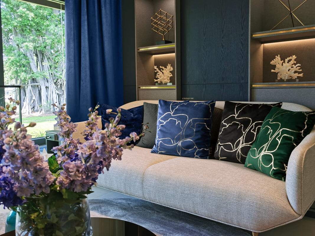 jak ułożyć poduszki na kanapie