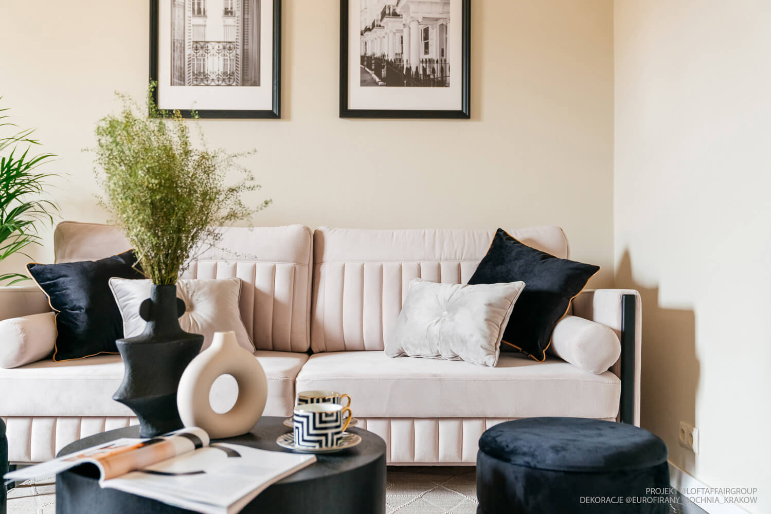 jak ułożyć poduszki na kanapie