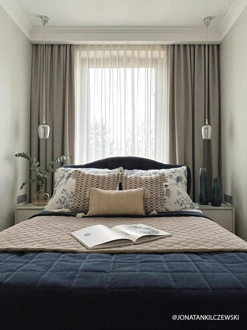 jak ułożyć poduszki na łóżku