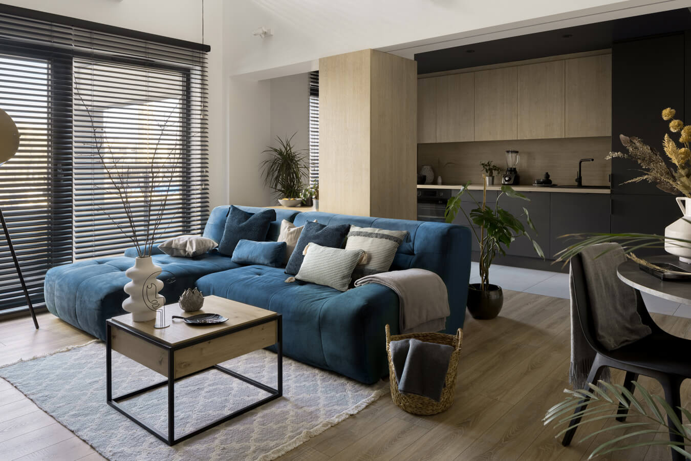 jakie poduszki do granatowej kanapy