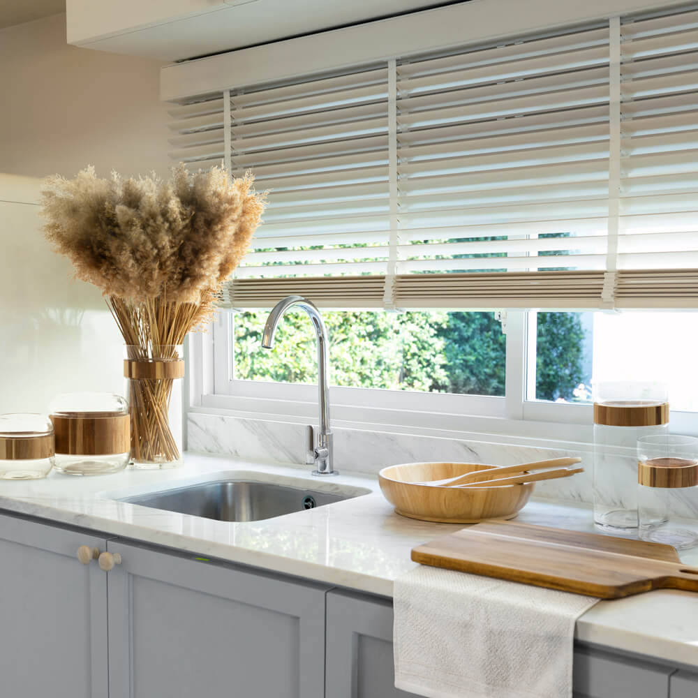Jak udekorować okno i parapet w kuchni?