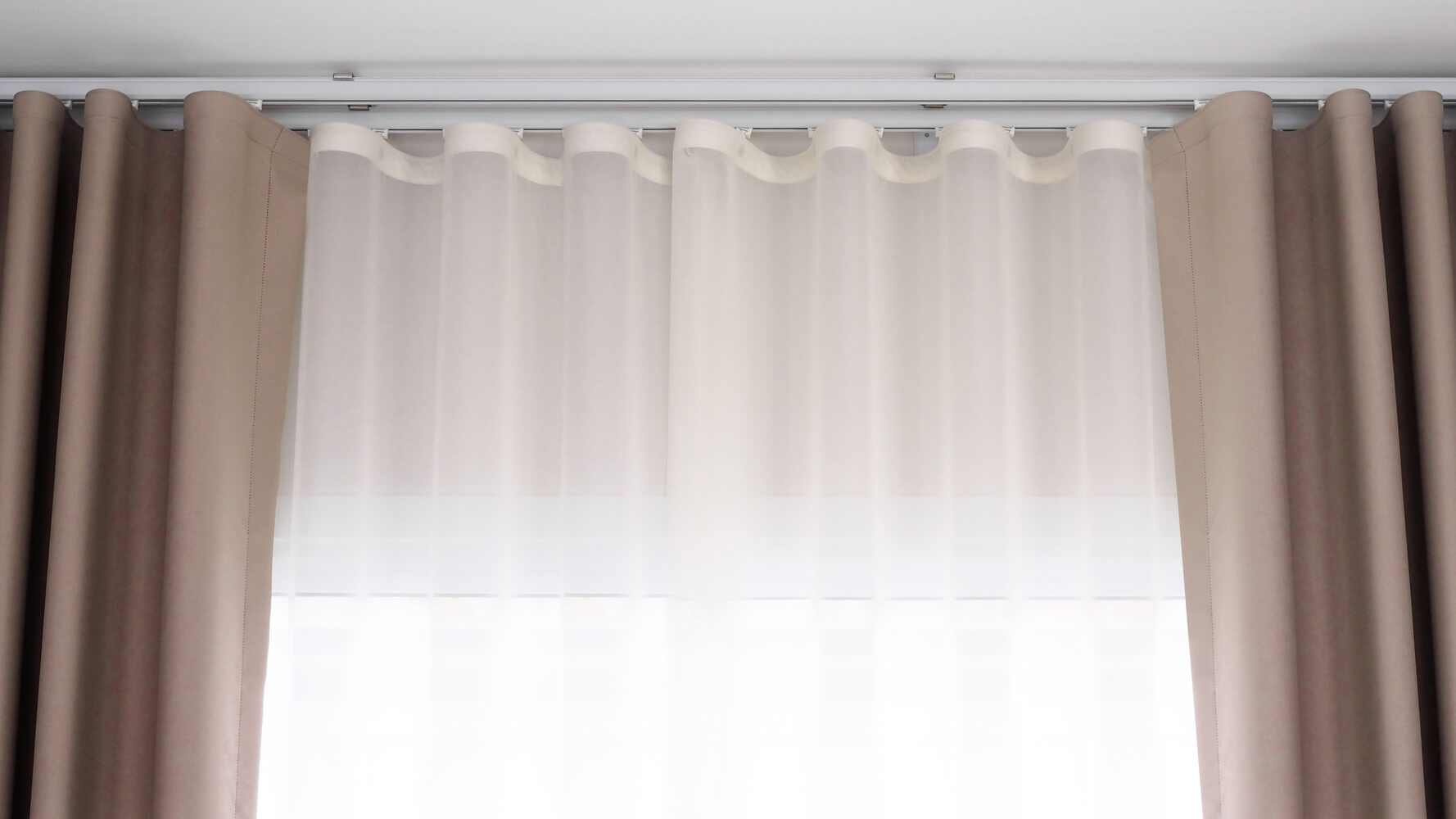 Na jakiej wysokości wieszać karnisz