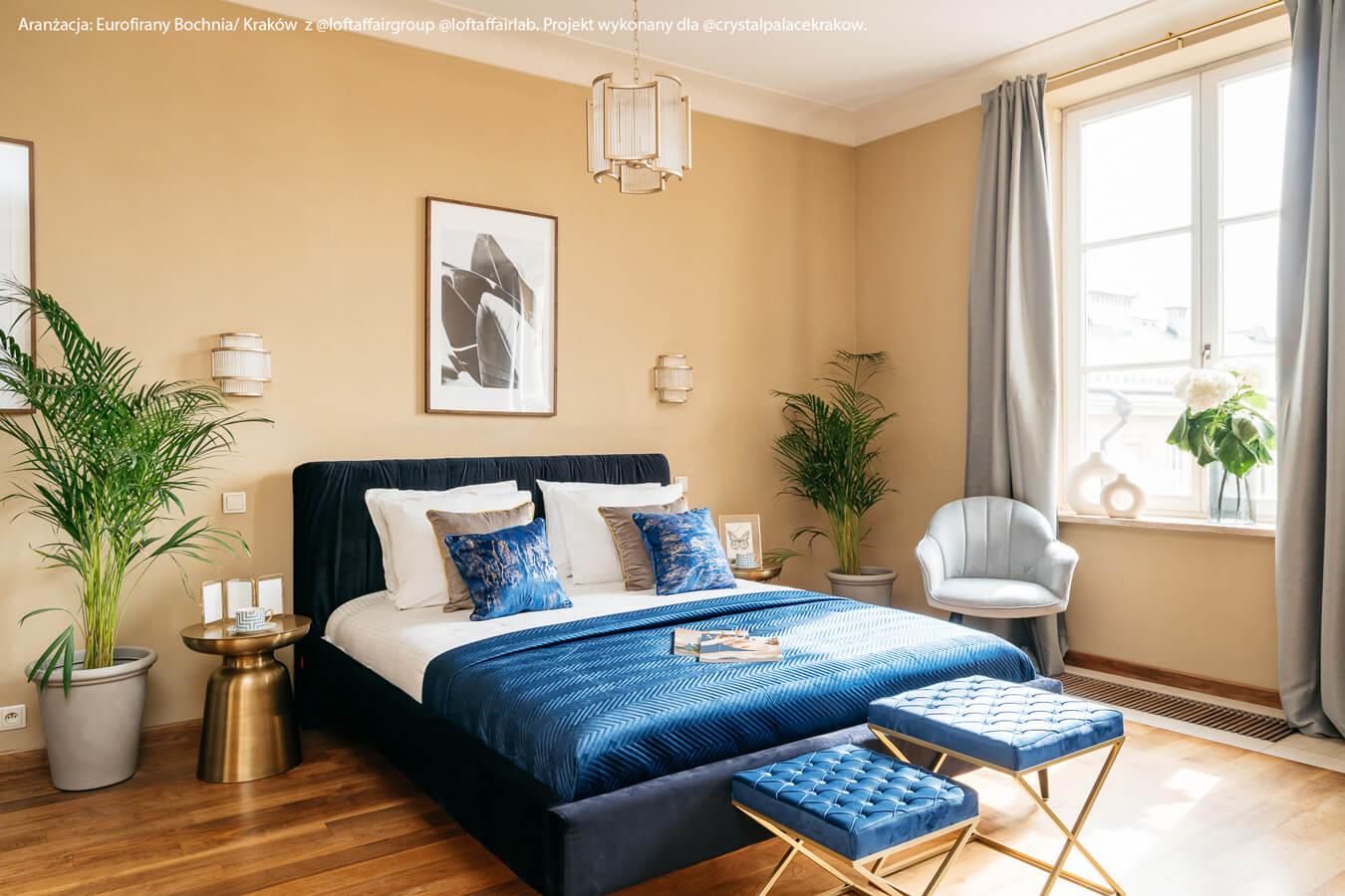 jakie zasłony do granatowej kanapy