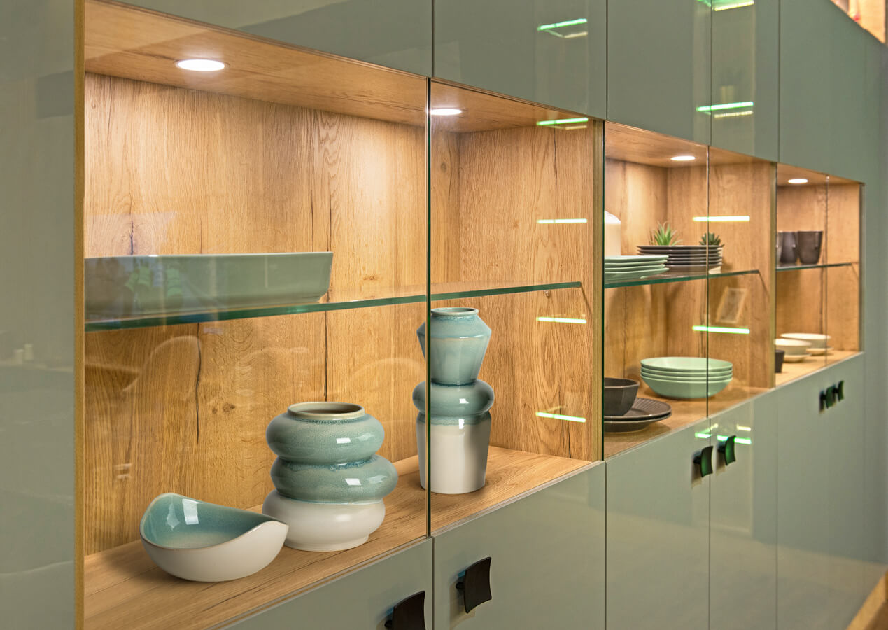 co wstawić do witryny w salonie