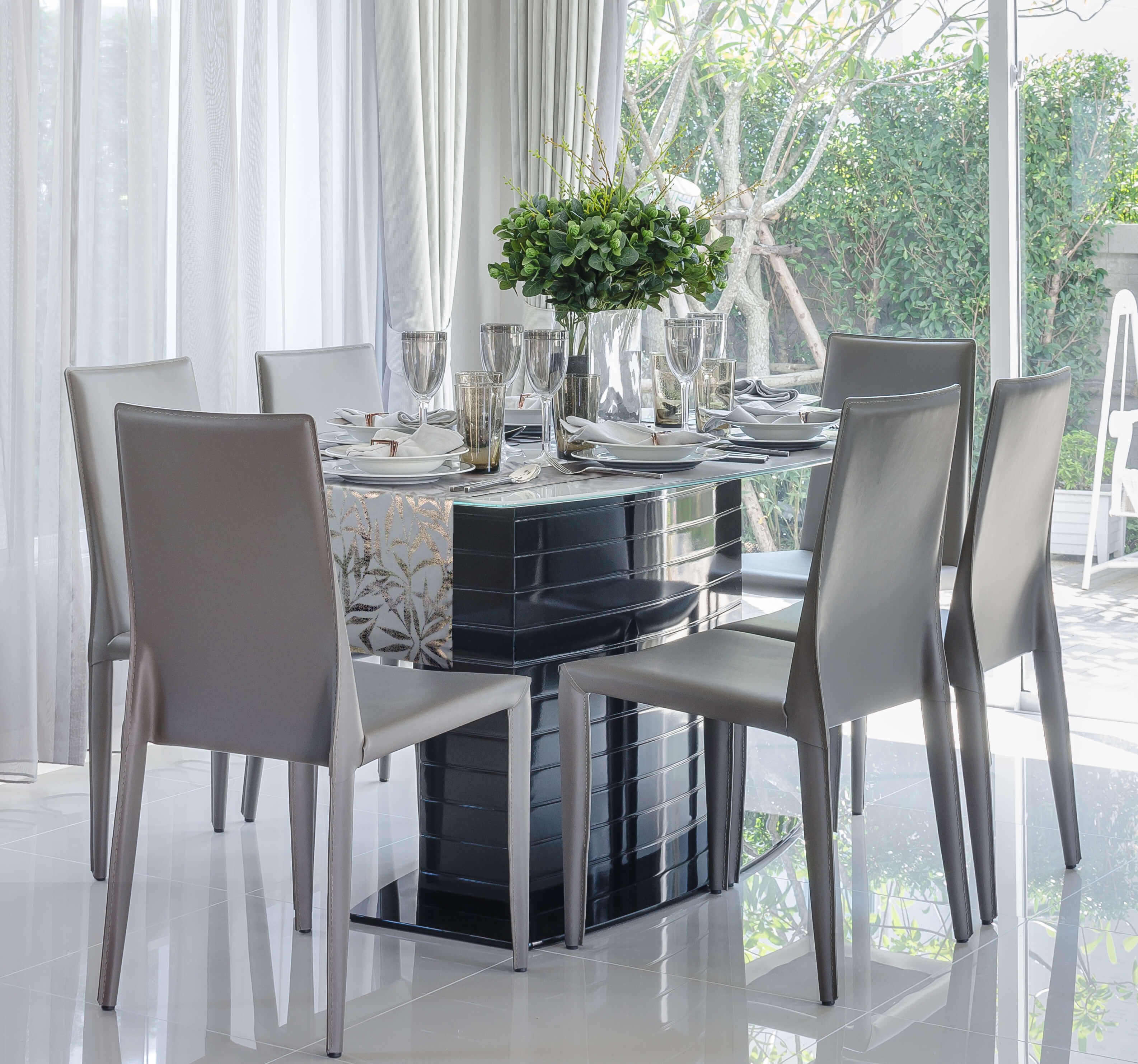 co położyć na szklany stół