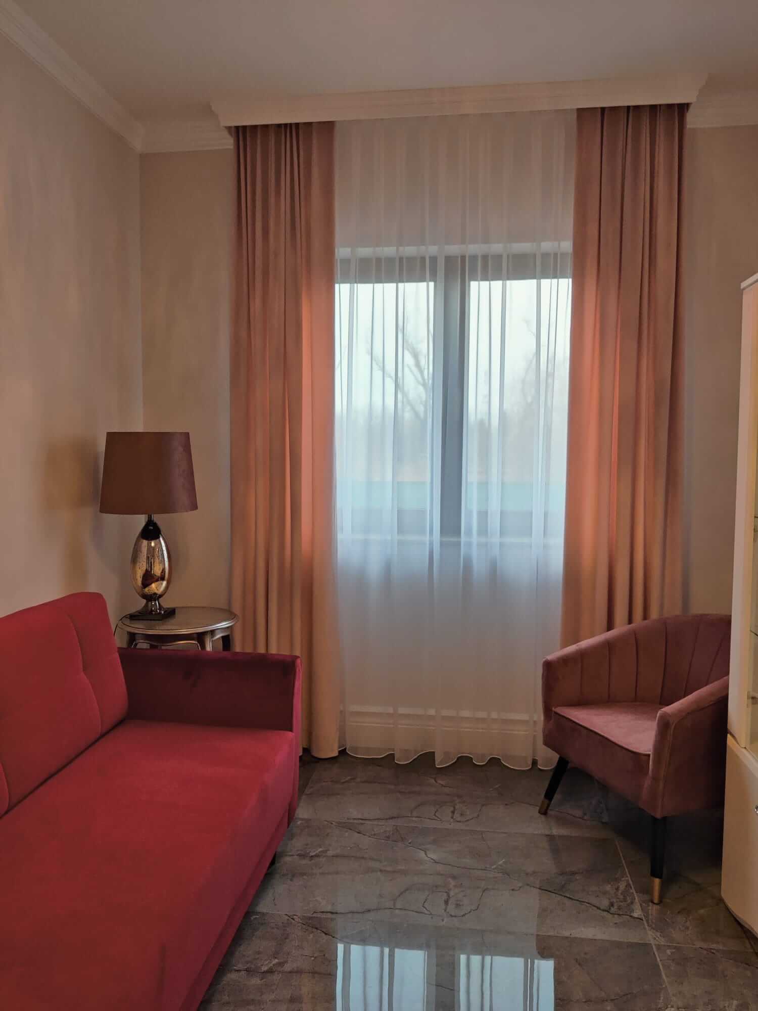 pudrowy róż z czym łączyć