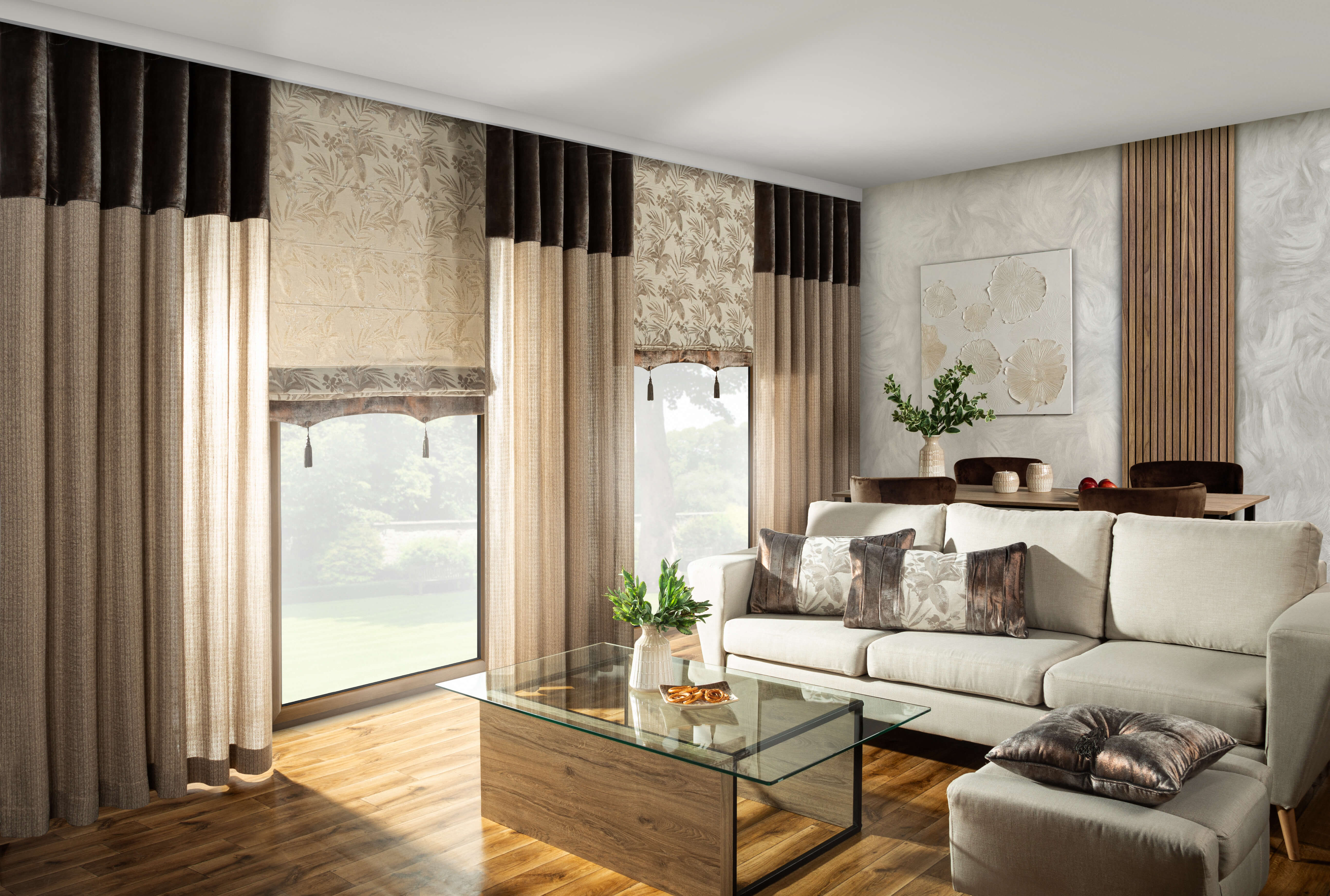 dwa kolory zasłon w salonie