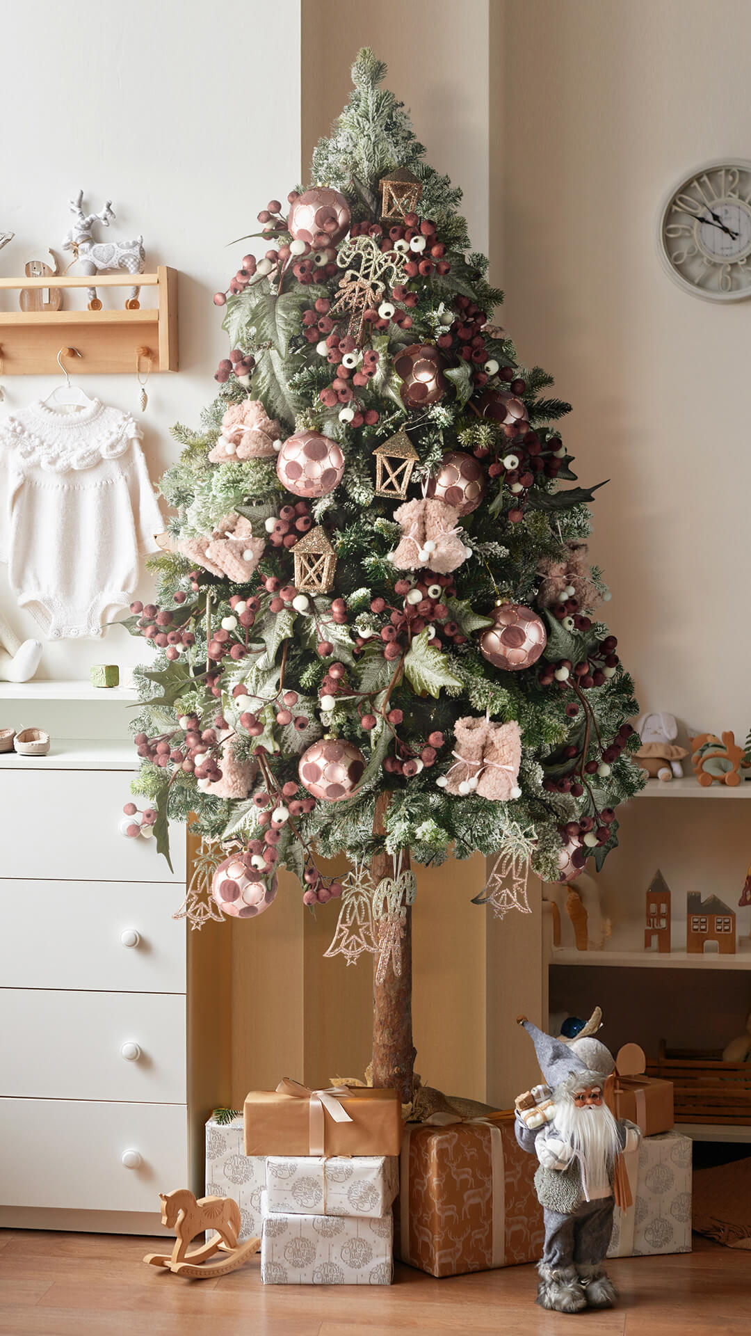 sztuczna choinka jak żywa na pniu