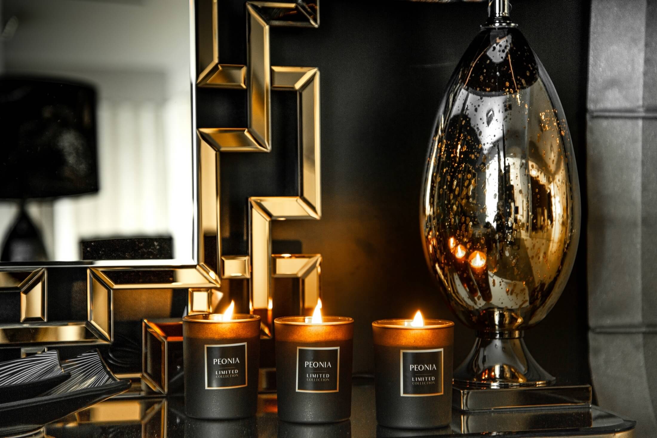 ciemna podłoga w salonie 