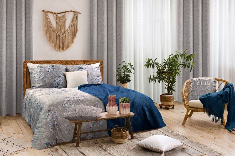 Sypialnia w odcieniach szarości – jak dobrać zasłony?